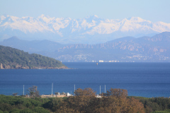 Blick-über-den-Golf-von-St.-Tropez-gen-St.-Maxime-Esterelgebirge-und-die-weissen-Seealpen-1